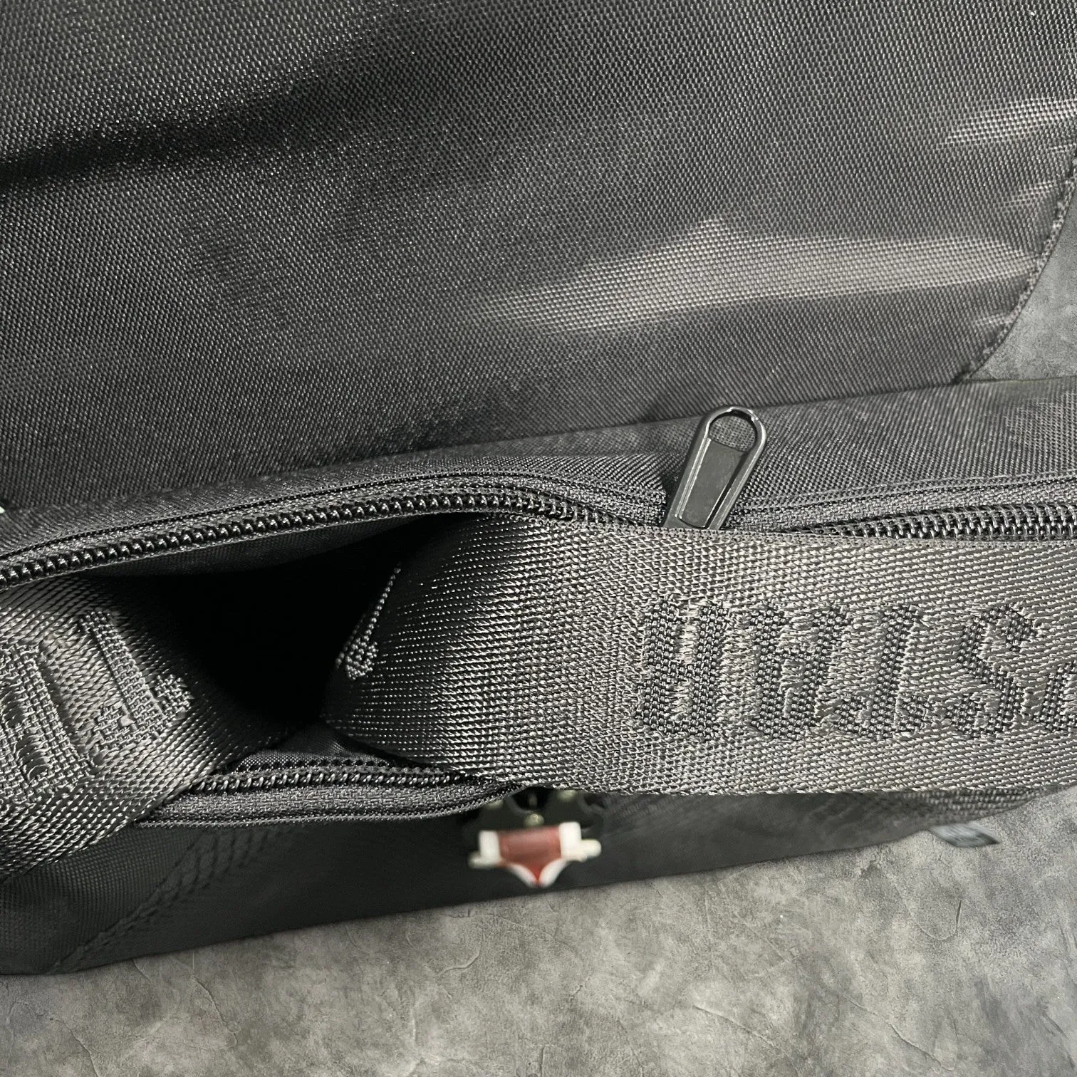 Trapstar Messenger 1.0 T Bag Black/Gradient Red